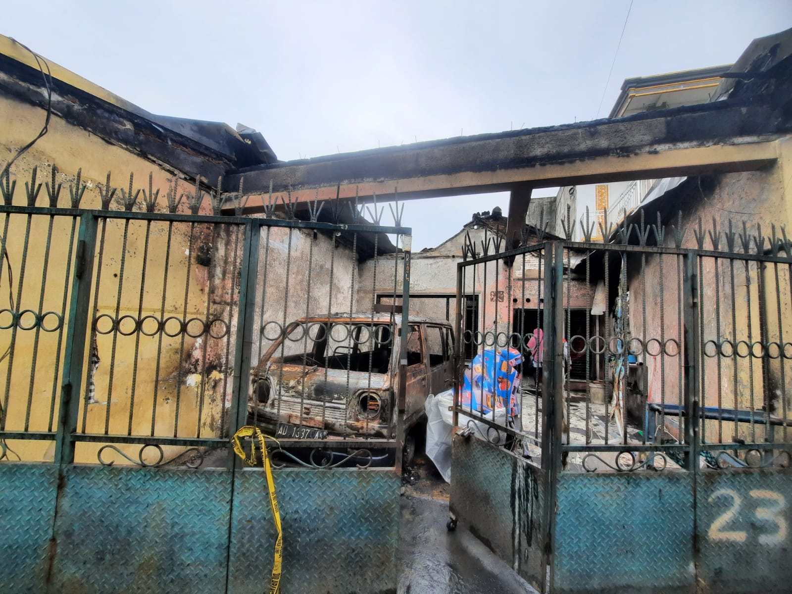 Bantu Pedagang Susu bangun Gerobak
