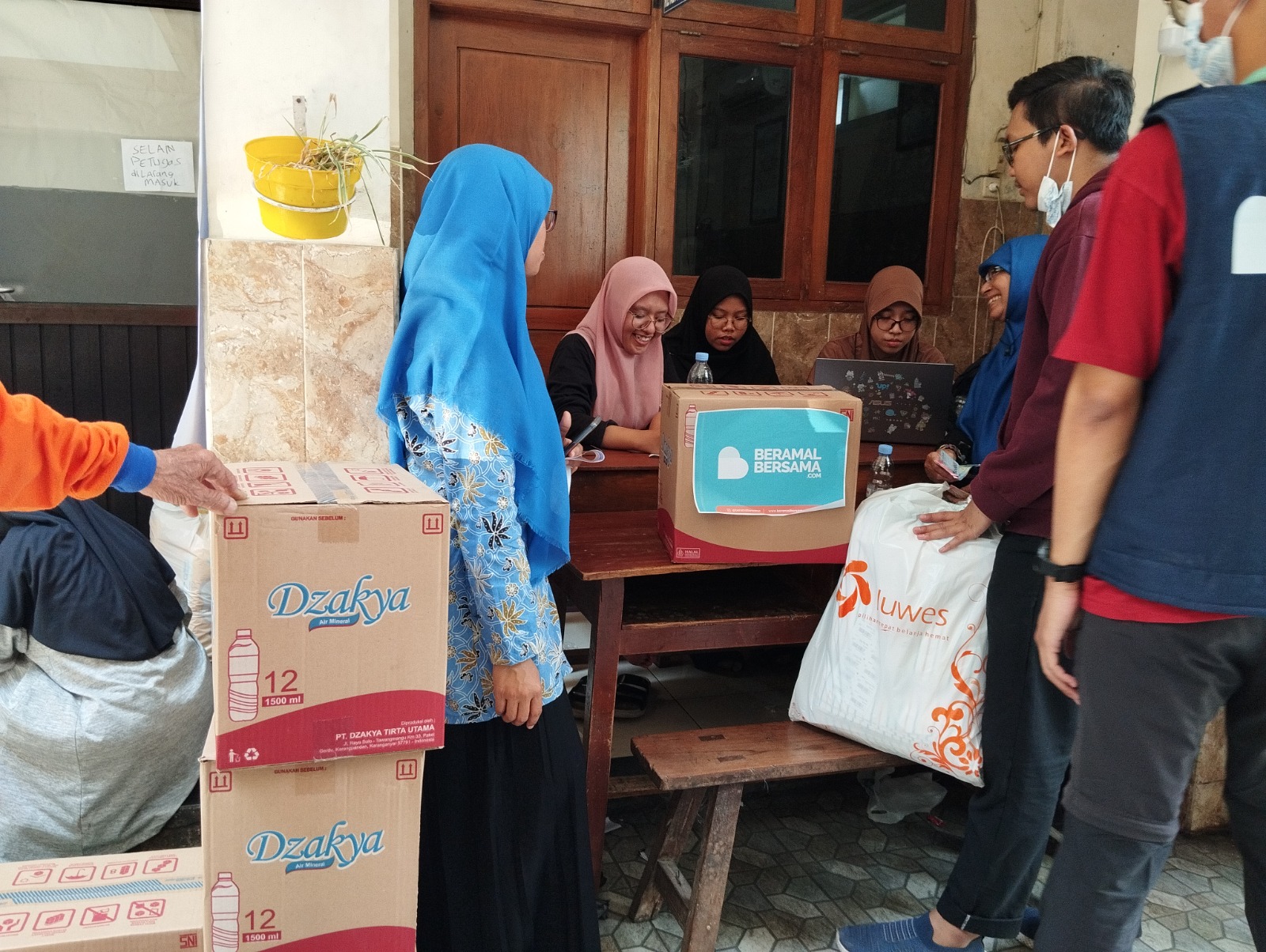 Bantuan Air Minum untuk Warga Terdampak Kebakaran Pasar Kliwon