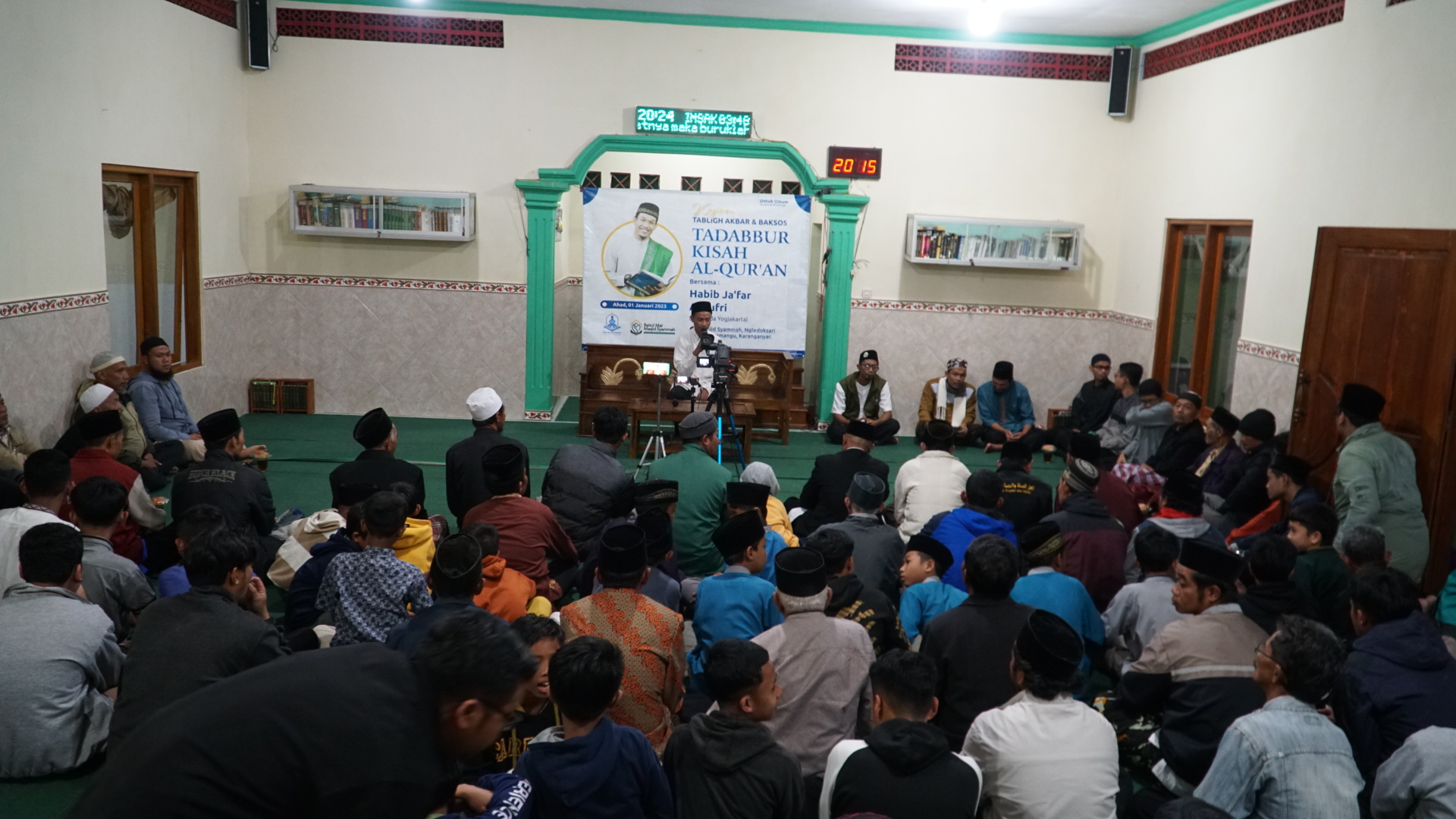 Berbagi Air Minum menghilangkan Dahaga Jamaah
