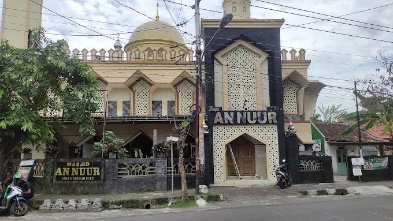 Berbagi Air Minum untuk Jamaah Masjid An-Nur Surakarta