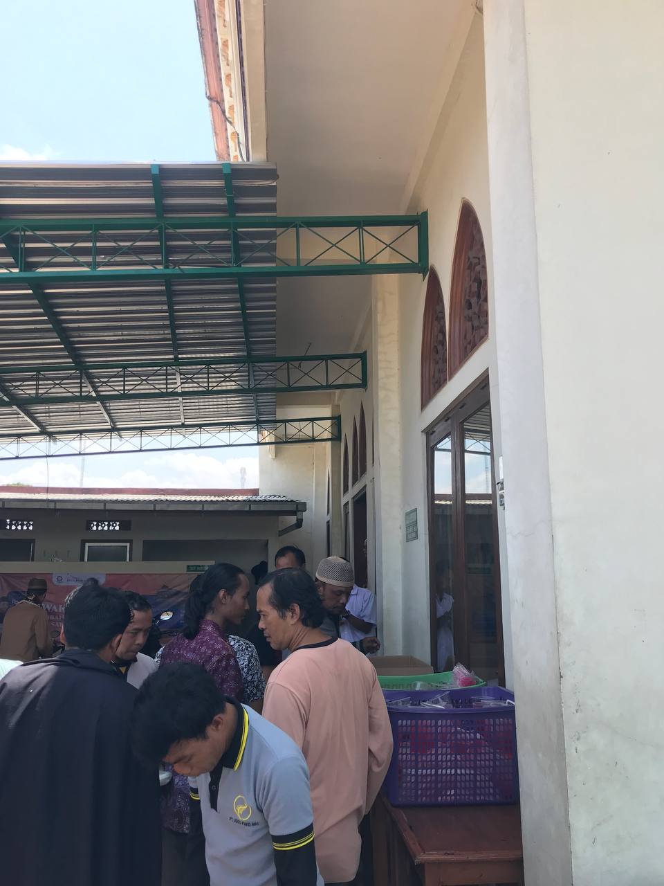 Berbagi Air Minum untuk Jamaah Shalat Jum'at