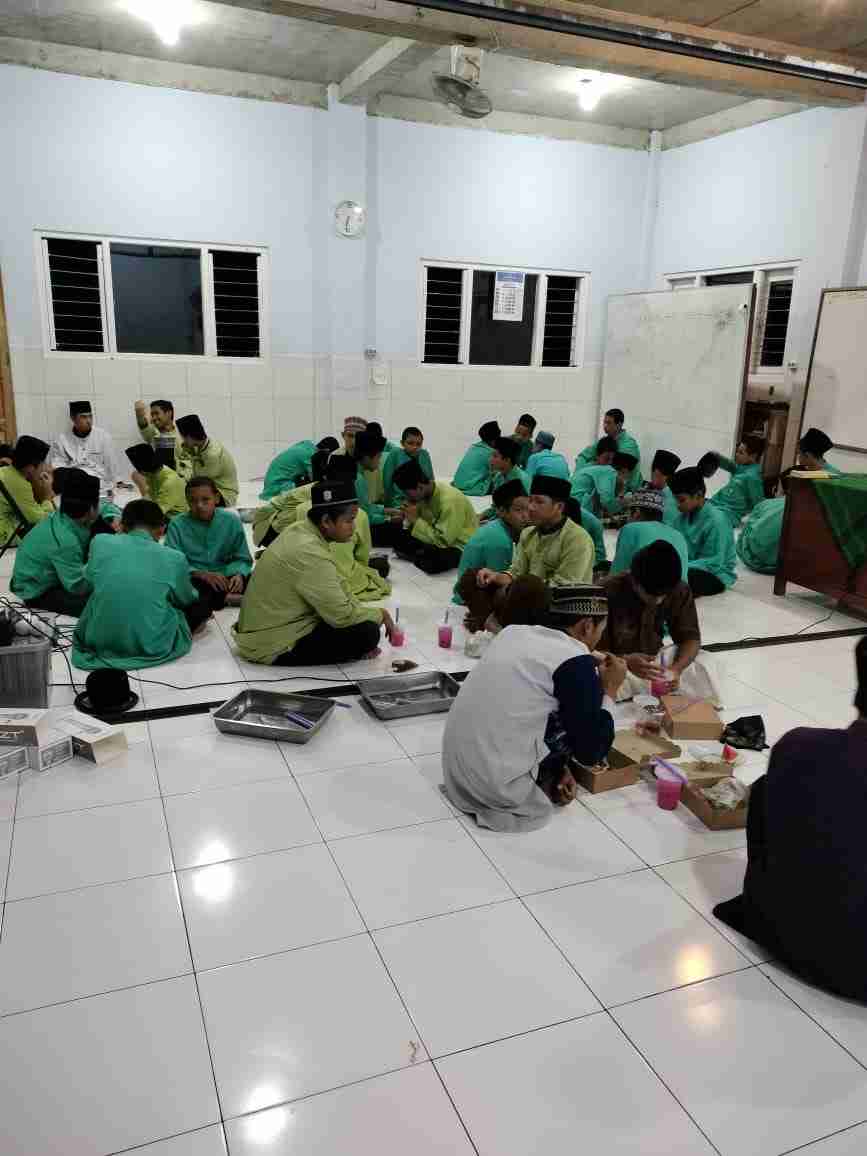 Berbagi Buka Puasa  untuk PP Darussalam Sragen