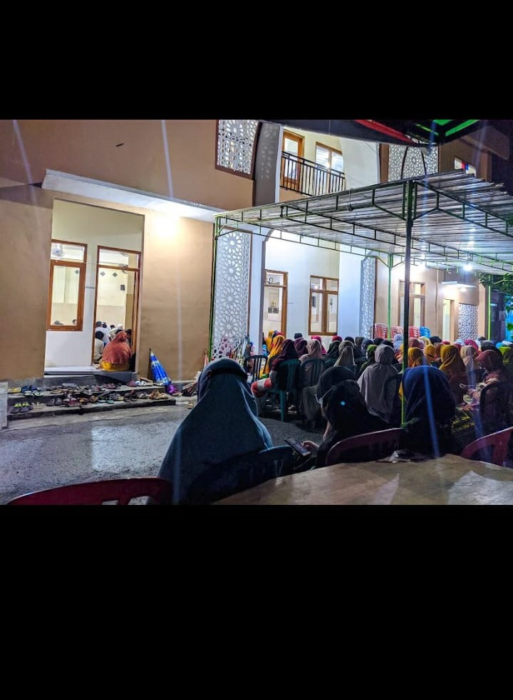 Berbagi Es Teh Jamaah Masjid di Hari Jumat Berkah