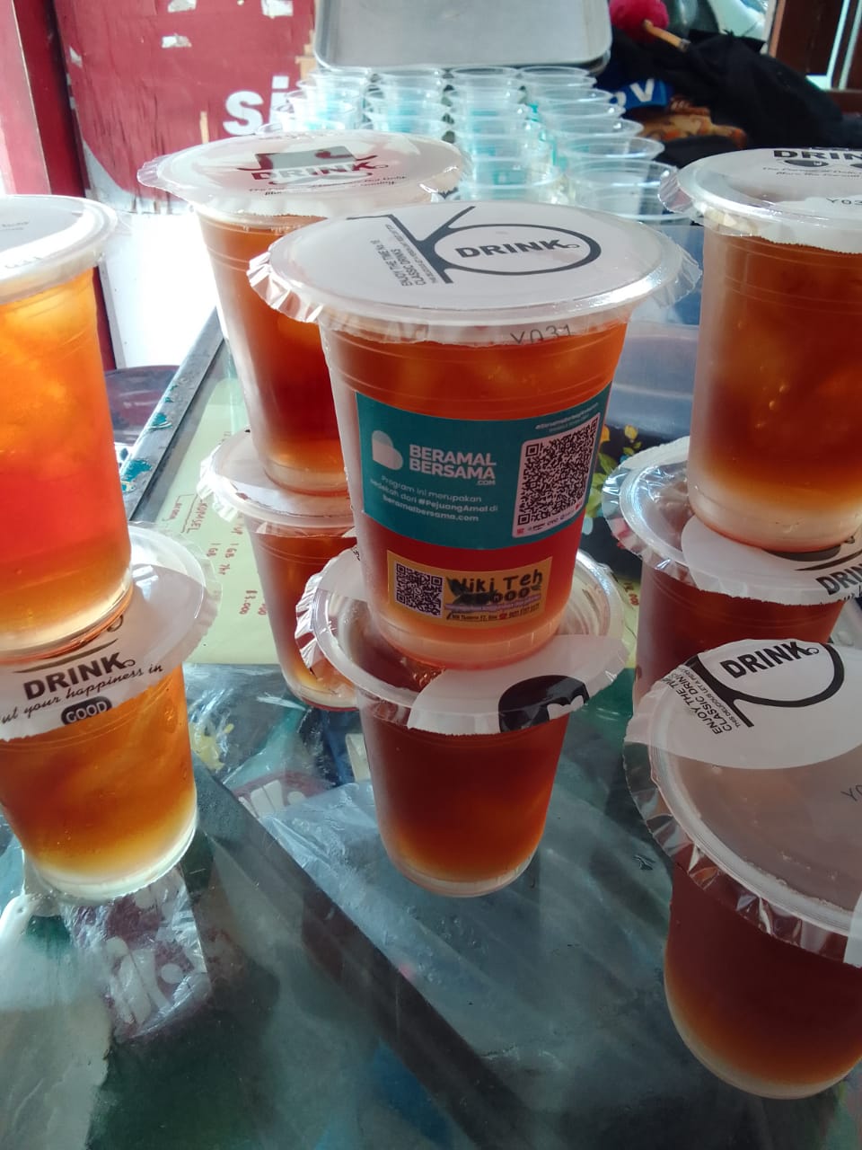 Berbagi Es Teh untuk Jamaah Jumat