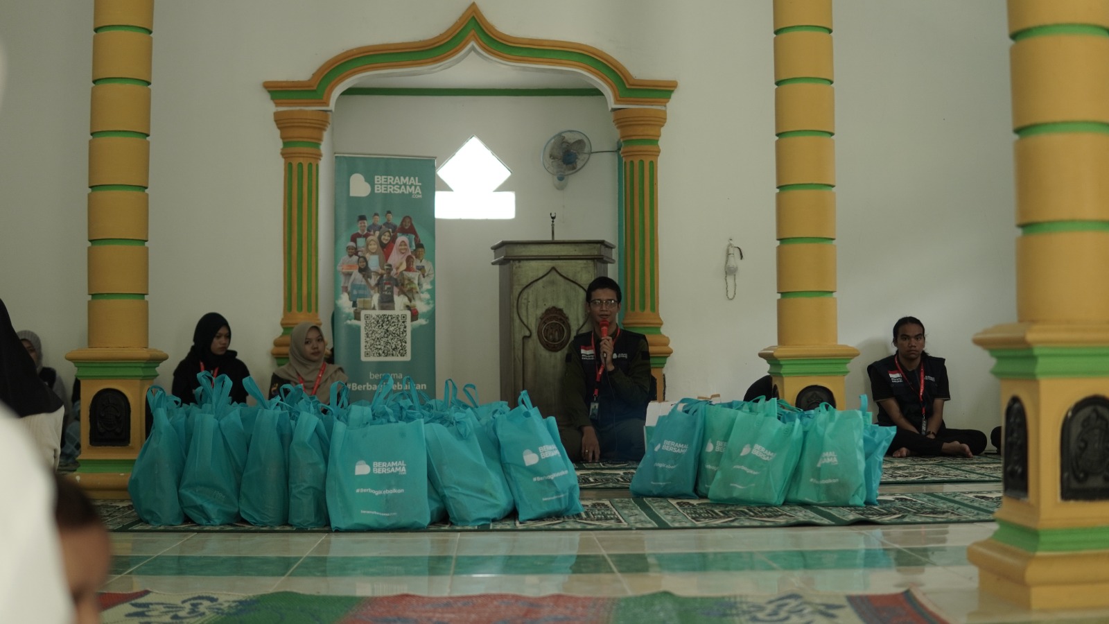 Berbagi Kebahagiaan Bersama Yatim di Pacitan