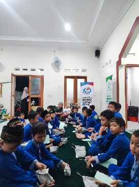 Berbagi Paket Santunan Yatim untuk Anak-anak Yatim LTQ AL-Fatih Gondangrejo
