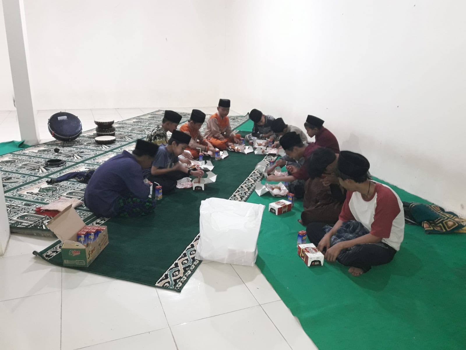 Berbuka Puasa Santri di Hari ke Tiga Belas
