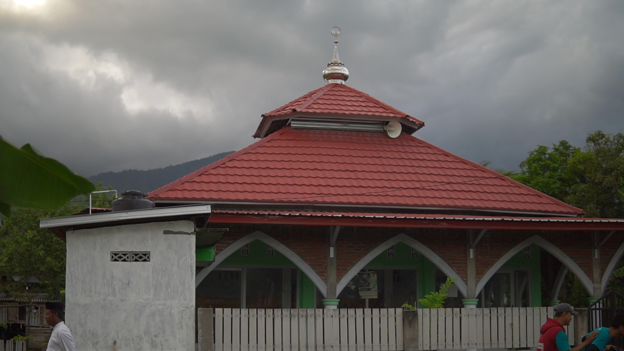 Hadiahkan Al-Quran untuk Santri di Sumbawa
