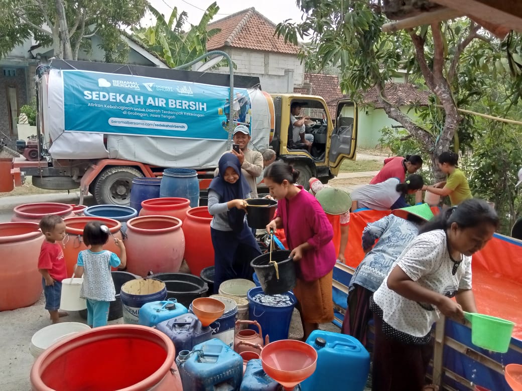 Kirim Air Bersih untuk Masyarakat Gabus Grobogan Terdampak Kekeringan