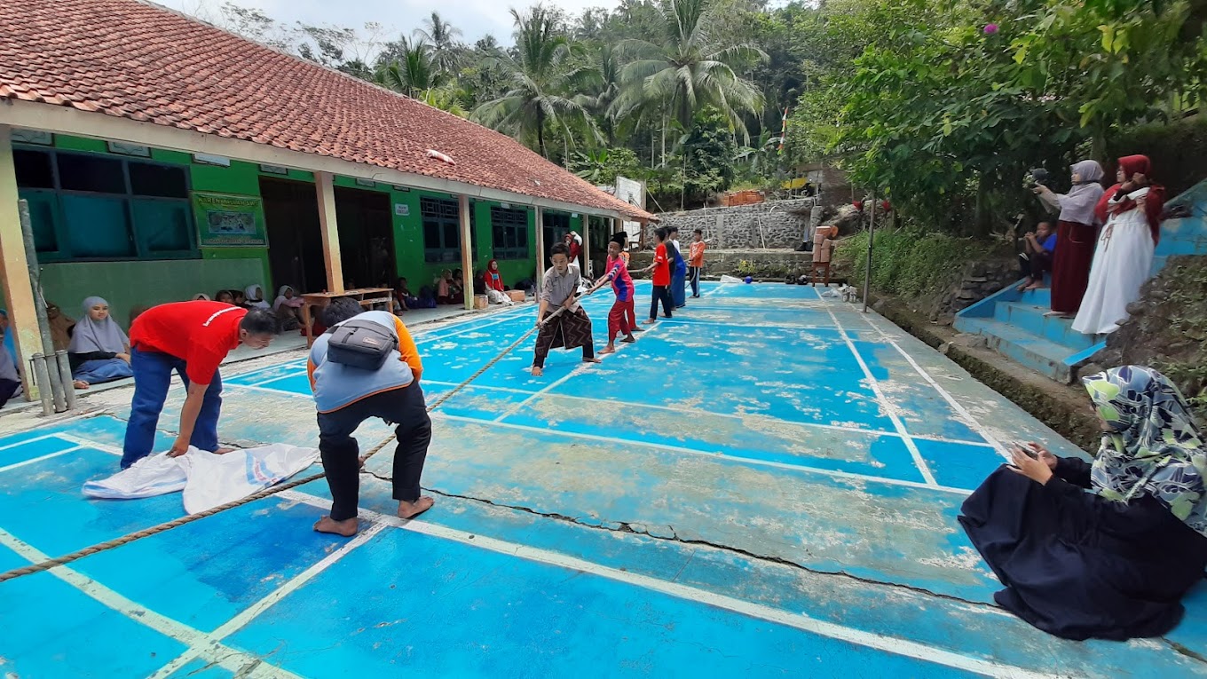 Paket Santunan untuk Santri Tatmainul Qulub