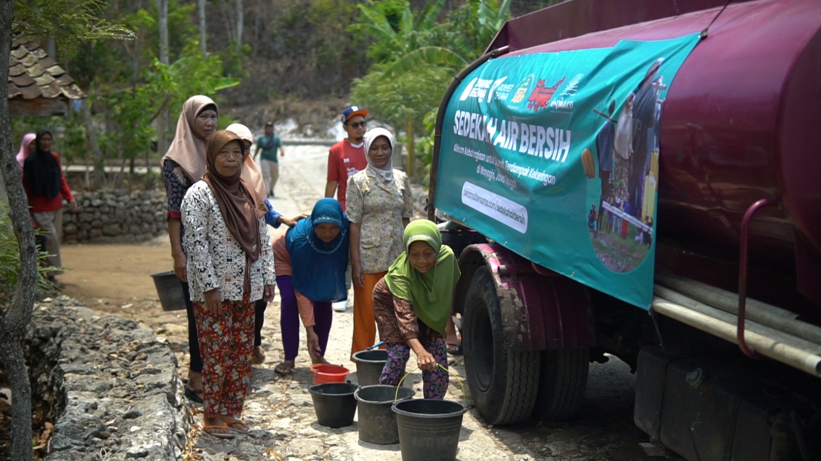 Pengiriman 3 Tangki Air untuk Warga Terdampak Kekeringan Air Giriwoyo