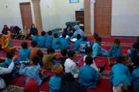 Penyaliuran 150 Botol Air Minum Super Ramadhan Masjid Al-Huda