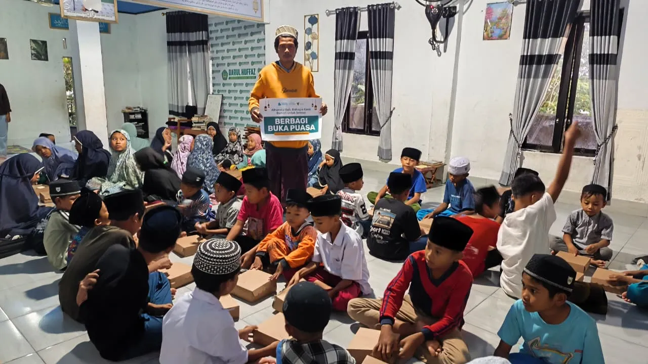 Penyaluran 100 Paket Buka Puasa TPQ Darul Hufadz