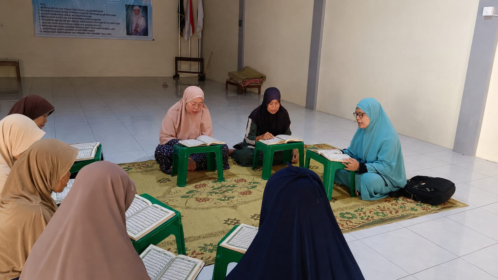 Penyaluran 10 pcs Al-Qur’an Lansia Majelis Taklim At-Tadzkir, Klaten