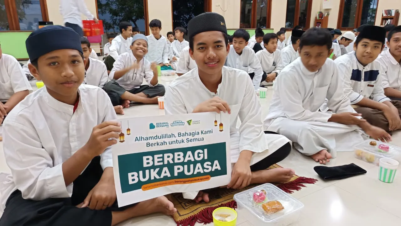 Penyaluran 115 Paket Buka Puasa PPTQ Nurul Istiqlal