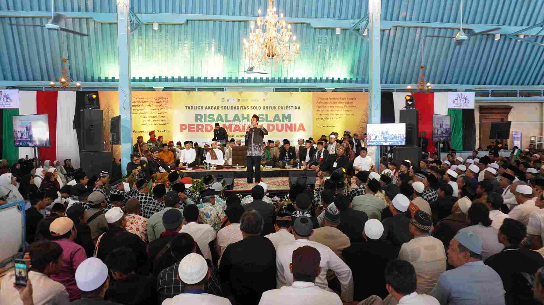 Penyaluran 1305 pcs Air Minum Support Tabligh Akbar Solidaritas Solo Untuk Palestina - Ustadz Abdul Somad