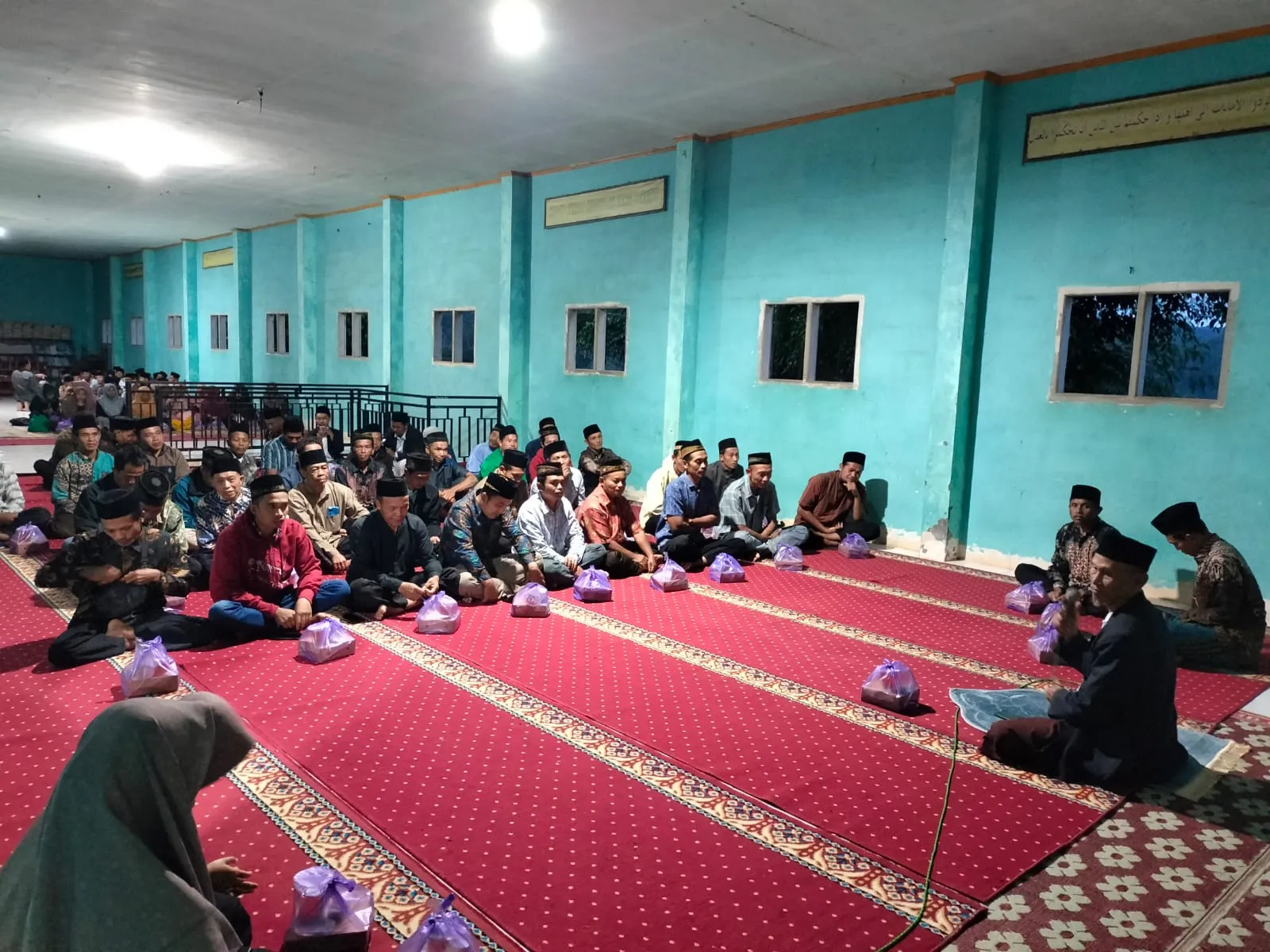 Penyaluran 140 Paket Buka Puasa Pondok Pesantren Minhajul Muna