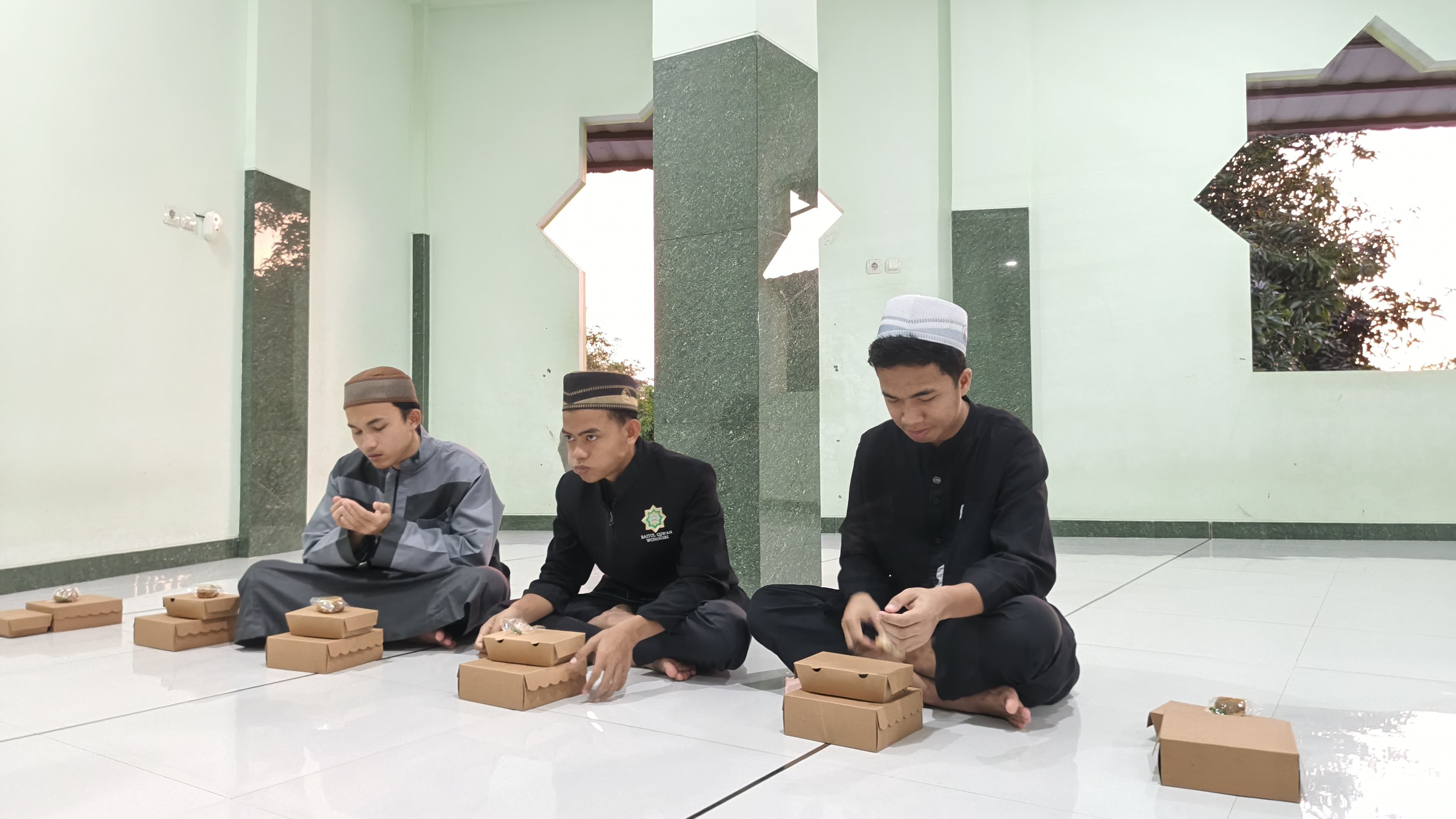 Penyaluran 172 Paket Buka Puasa Mahad Baitul Quran