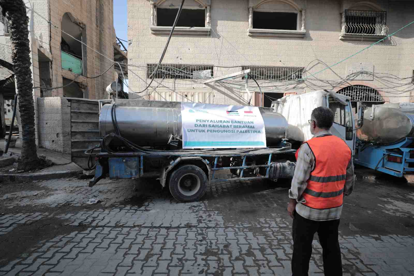 Penyaluran 36.000 Liter Air Bersih Untuk Palestina