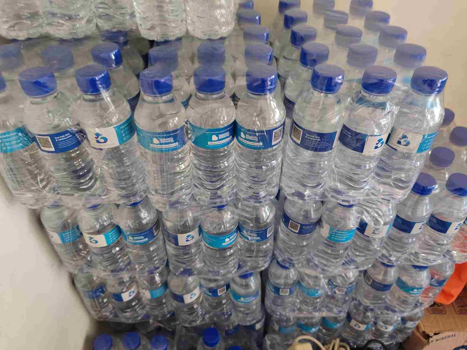 Penyaluran 210 Botol Air minum Kegiatan Relawan Masjid Indonesia
