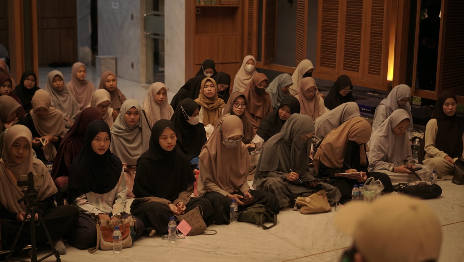 Penyaluran 210 pcs Air Minum Support Kajian FATH Sedulur Hijrah