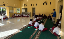 Penyaluran 30 Iqro di Musholla MIM, Dusun Sawit