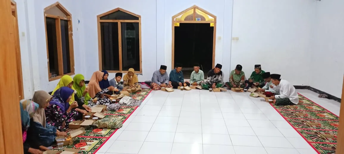 Penyaluran 30 Paket Buka Puasa Jamaah Musholla Al Aziz
