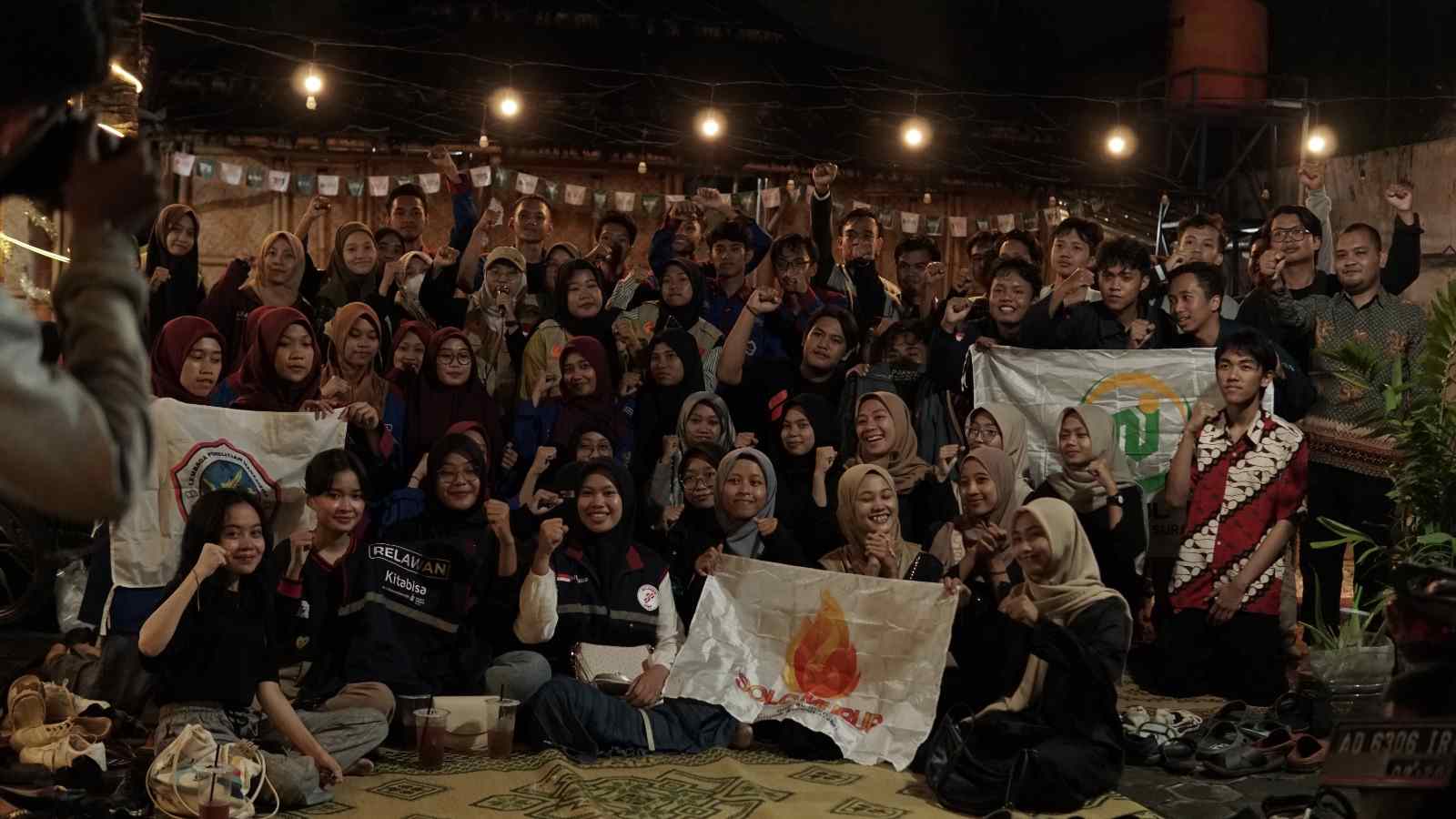 Penyaluran 350 Botol Air Minum Kegiatan Komunitas Solo Raya