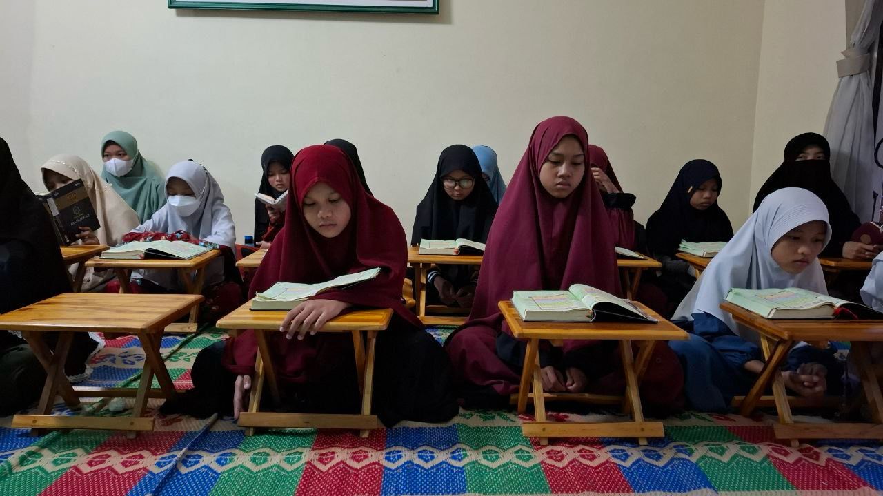 Penyaluran 40 Paket Buka Puasa Rumah Quran Darul Adab