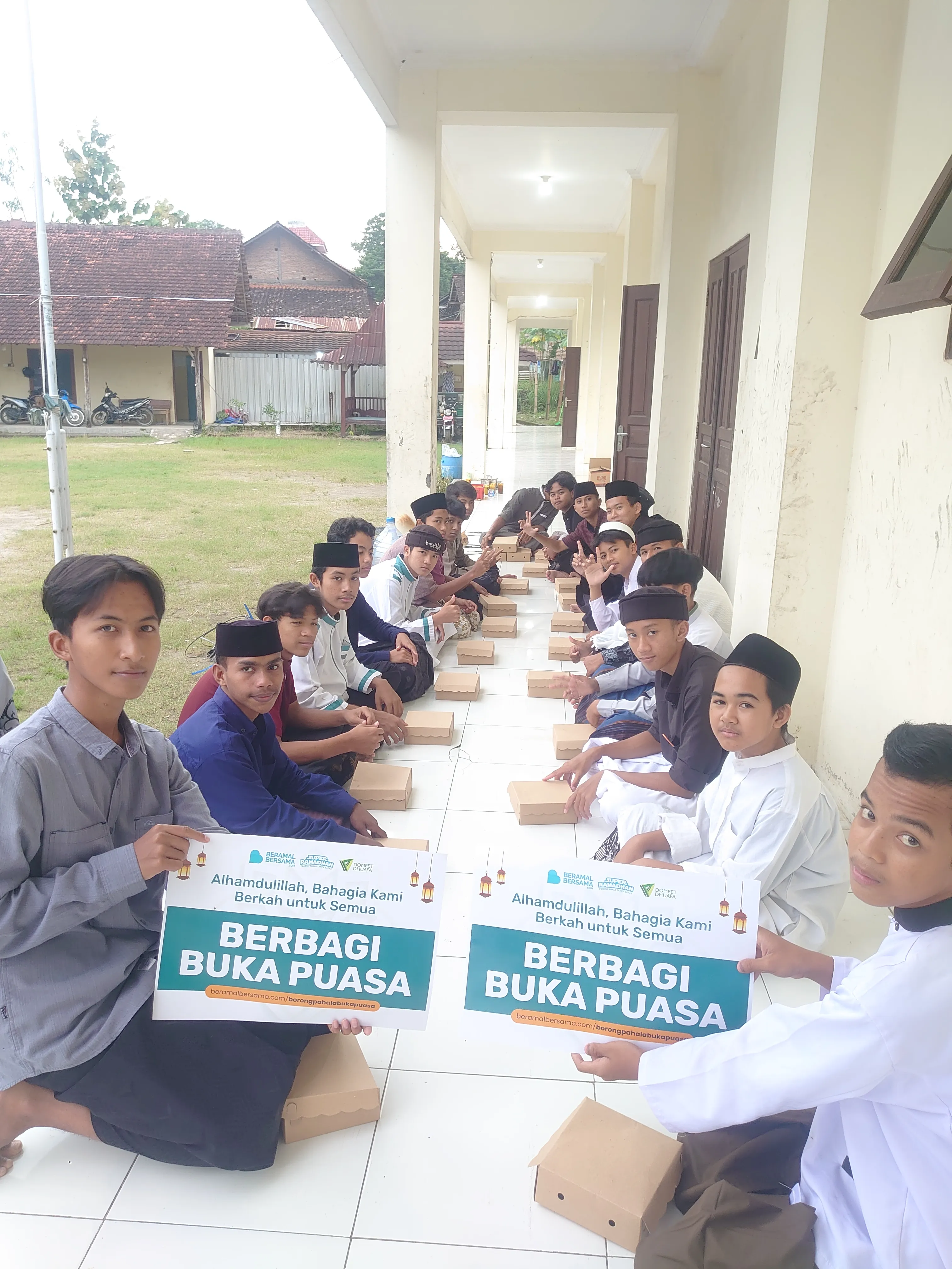 Penyaluran 50 Paket Buka Puasa Pondok Pesantren Shofwan Abdul Latif