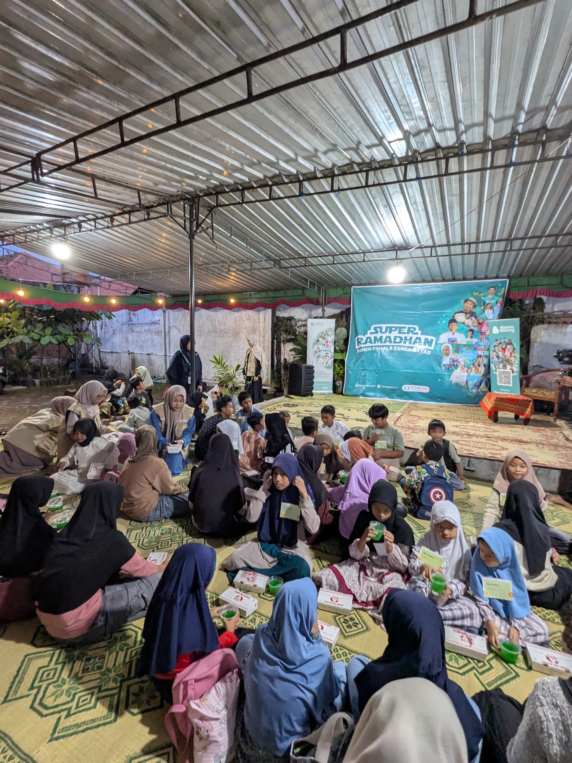 Penyaluran 65 Paket Buka Puasa Teras Beramal