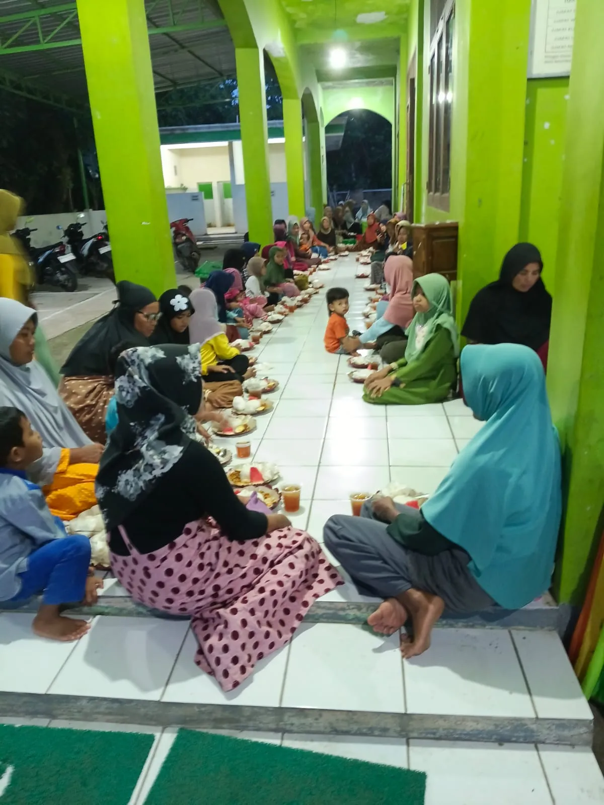 Penyaluran 70 Paket Buka Puasa Masjid Al Mustaqim