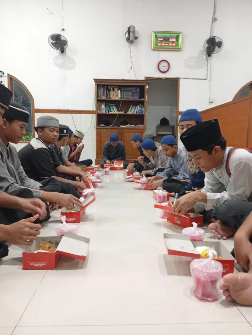 Penyaluran 75 Paket Buka Puasa PPTQ Ar Rabbani