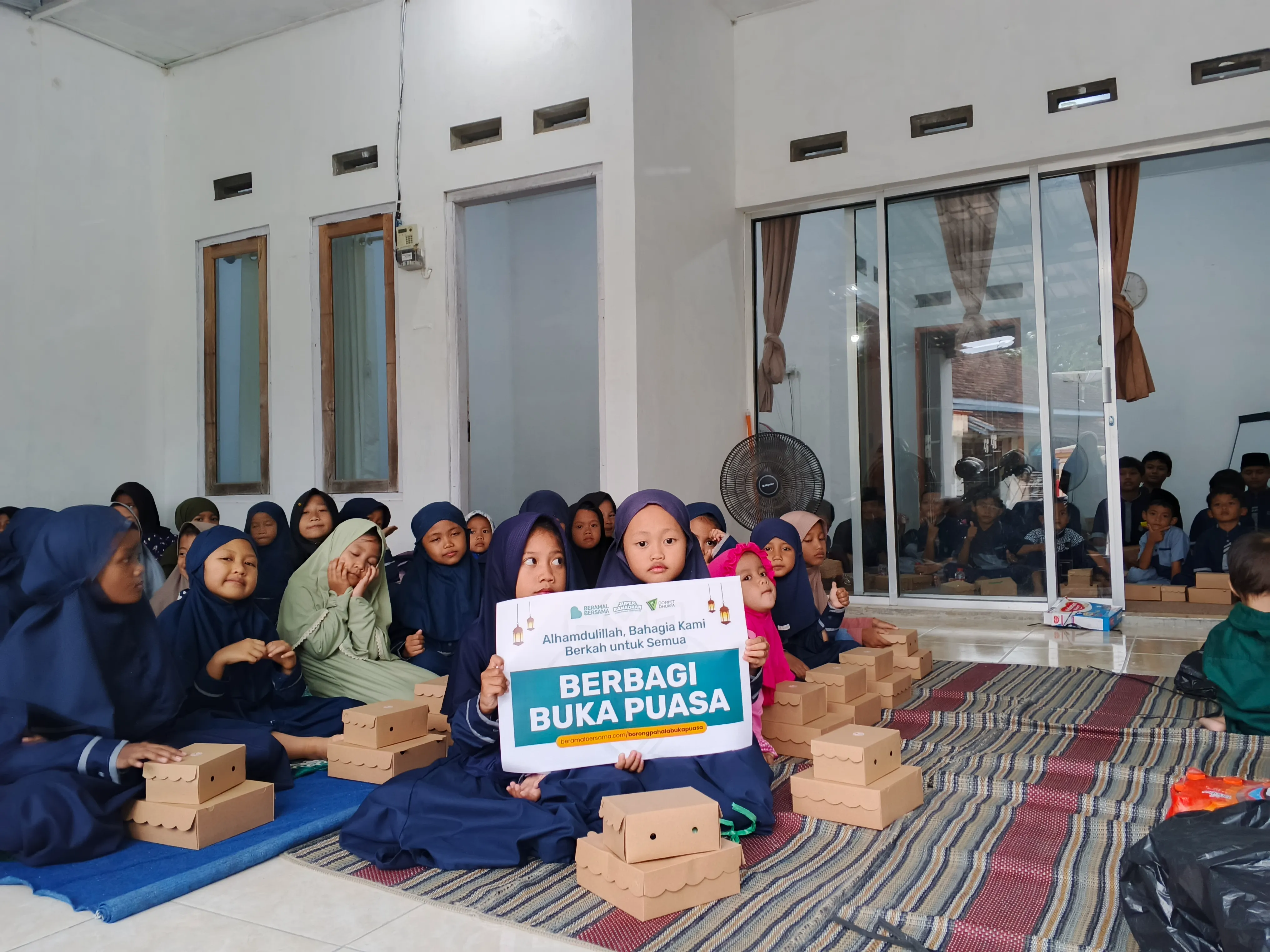 Penyaluran 90 Paket Buka Puasa RQ Fatimah Azzahra Mojolaban