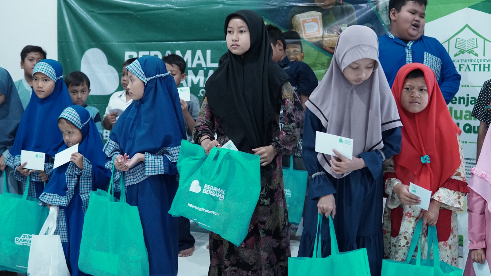 Penyaluran Berbagi Senyuman dengan Sahabat Yatim