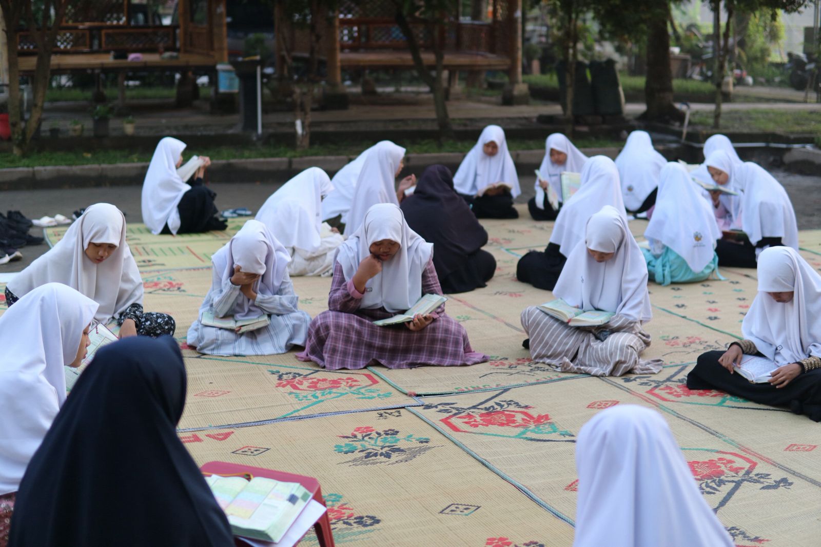 Penyaluran 30 AlQuran Hafalan SMPIT Taqiyya Rosyida Kartasura