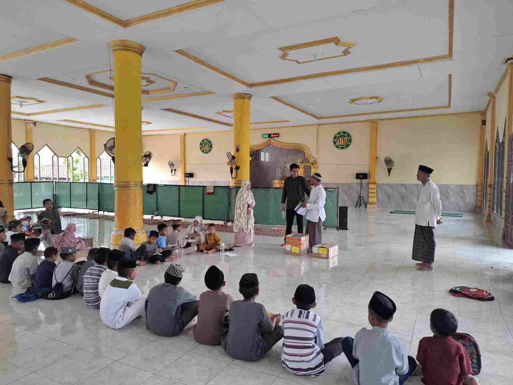 Penyaluran 90 Quran Hafalan TPQ Masjid Langgomali