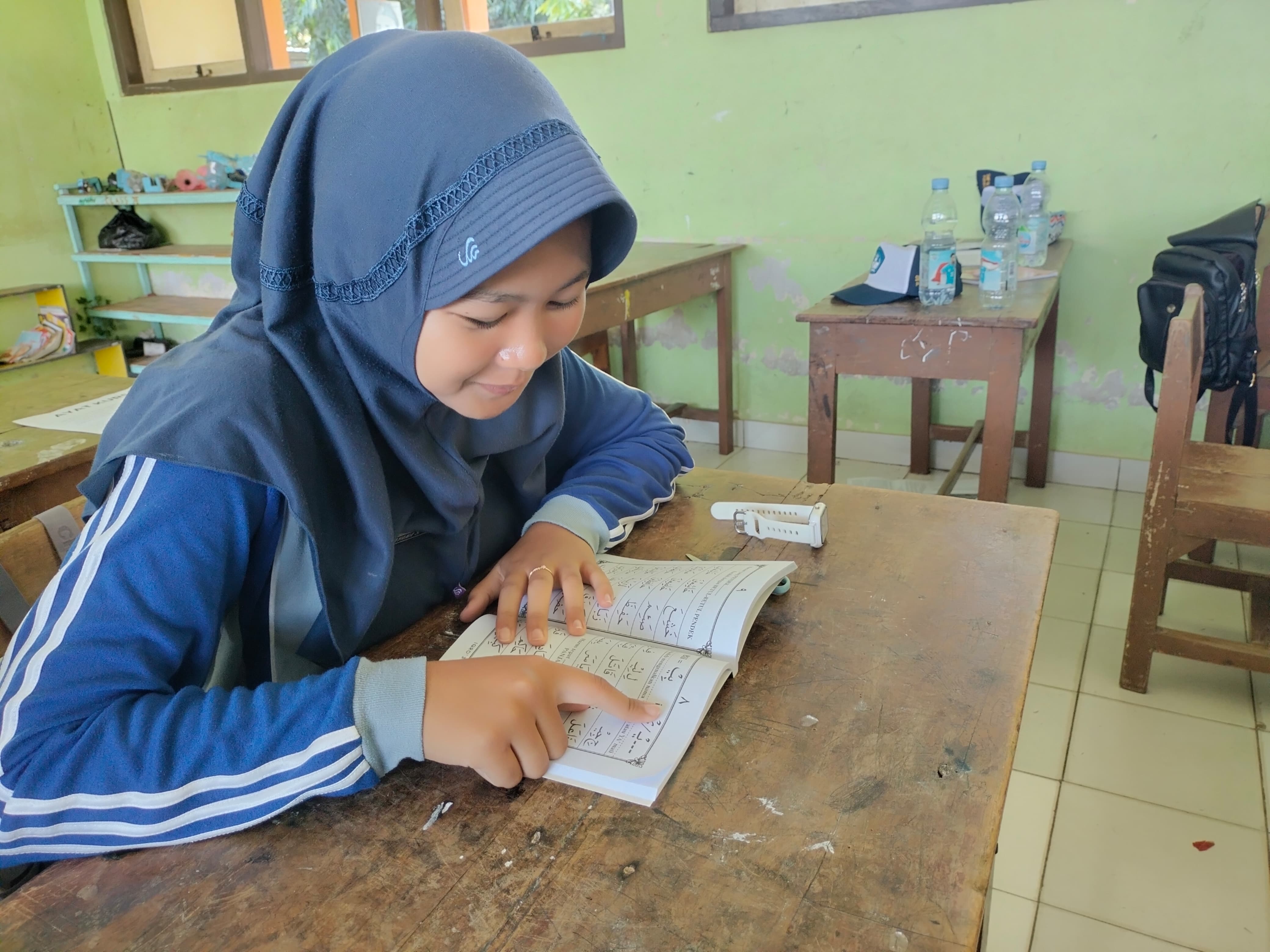Penyaluran Sedekah 50 Buku Iqro SMP 8 Purworejo