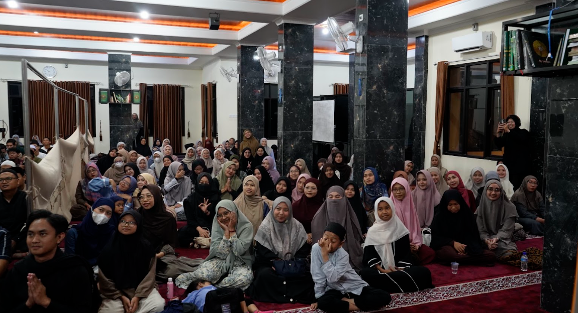 Penyaluran Support Air Minum Kajian Pemuda Sedulur Hijrah
