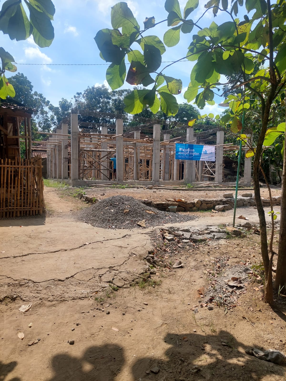 Semen untuk Wujudkan Masjid Impian Warga Bogoran
