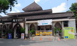 Penyaluran 500 Paket Buka Puasa Masjid Raya Al-Falah